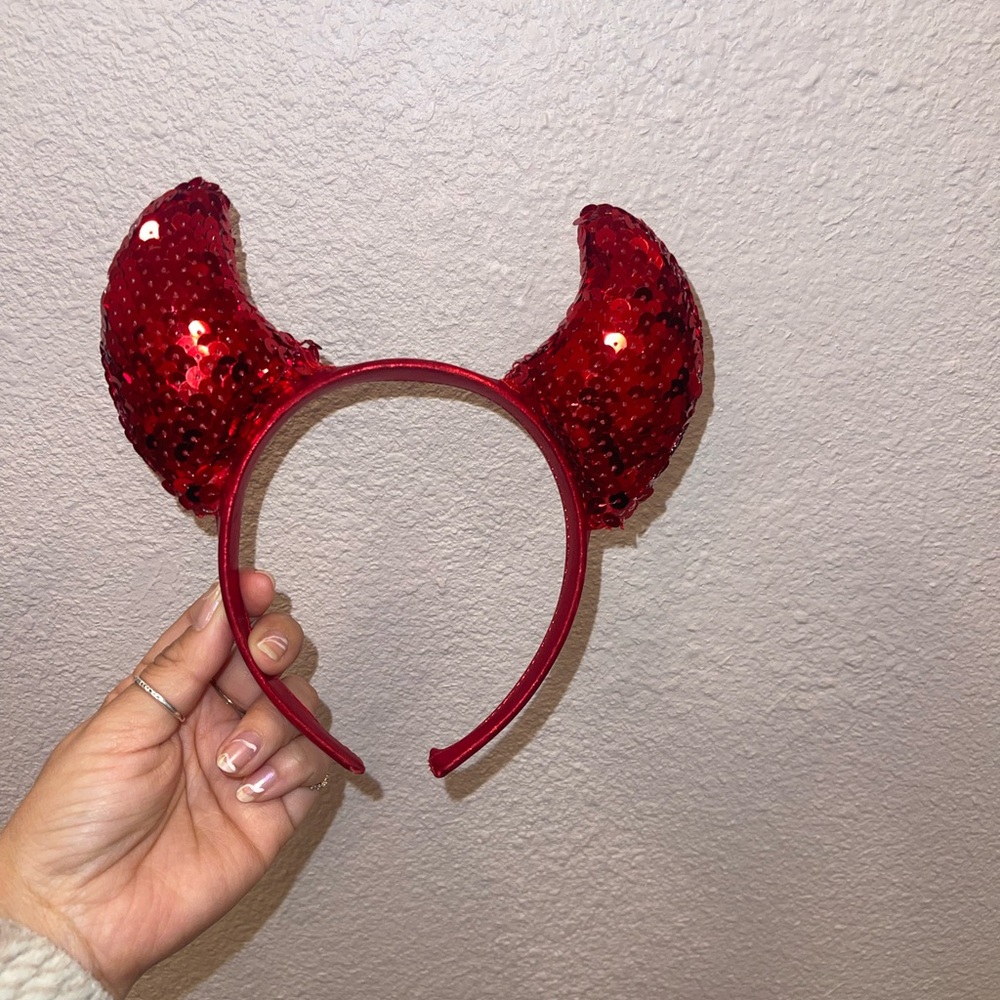 Devil Horns Sequence - Picture 2 of 2